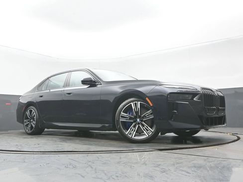 Used 2023 BMW i7 xDrive60 w/ Executive Package 2 image 30