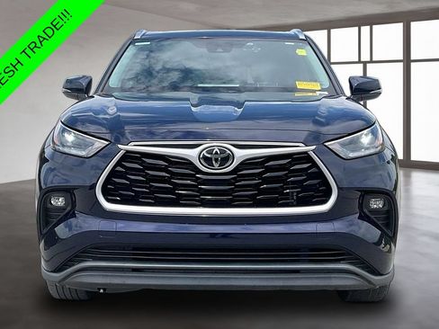 Used 2021 Toyota Highlander XLE AWD/4WD image 2