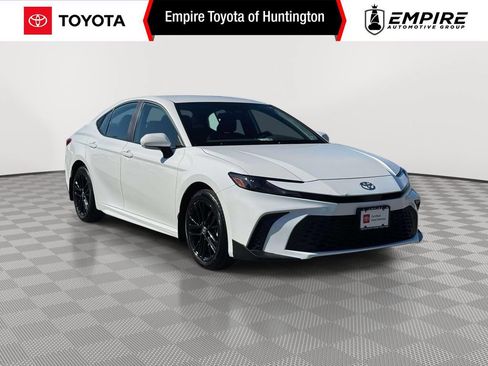 Used 2025 Toyota Camry SE AWD/4WD image 1