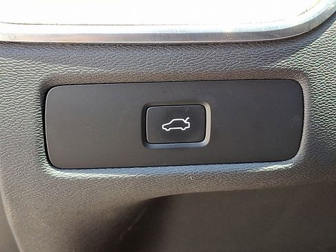 Used 2023 Volvo XC60 B5 Plus image 29