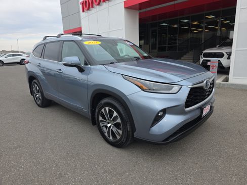 Used 2021 Toyota Highlander XLE AWD/4WD image 1