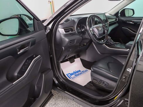 Used 2020 Toyota Highlander XLE FWD image 3