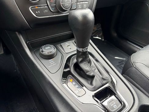 Used 2019 Jeep Cherokee Limited AWD/4WD image 24
