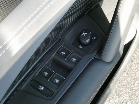 New 2025 Volkswagen Tiguan SE image 26