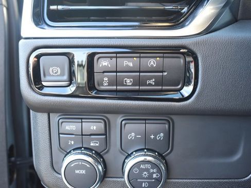 Used 2025 GMC Yukon Denali image 32