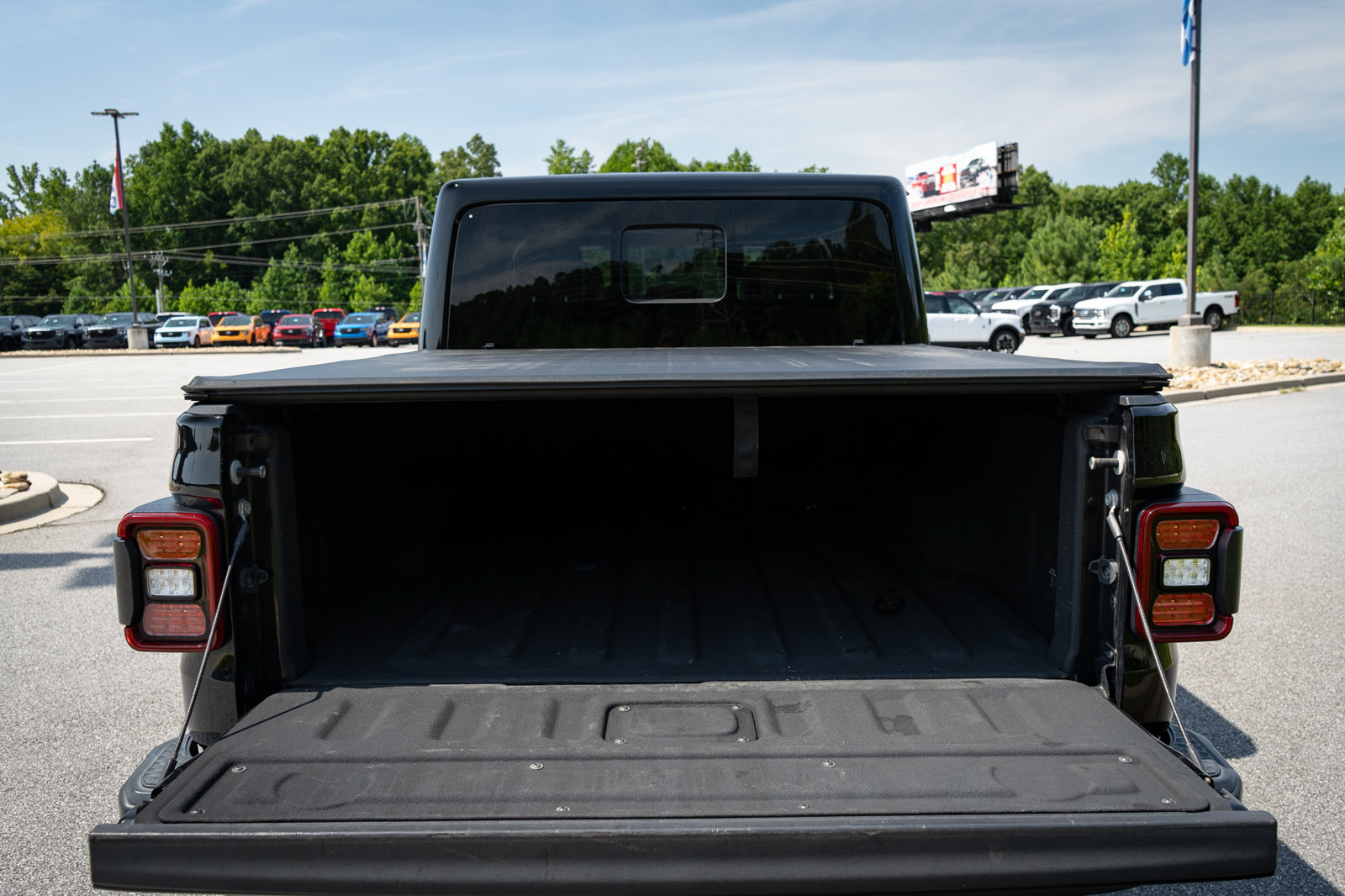 Used 2020 Jeep Gladiator Overland AWD/4WD image 9