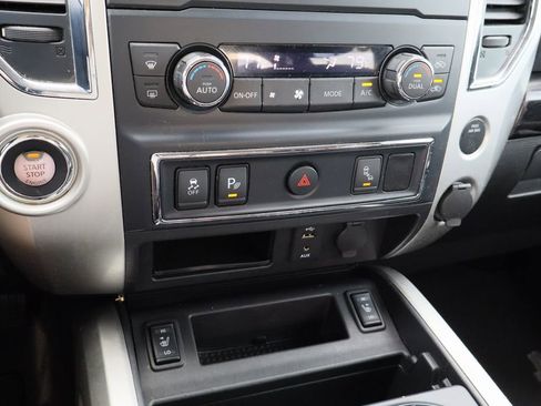 Used 2018 Nissan Titan SV w/ SV Convenience Package image 18