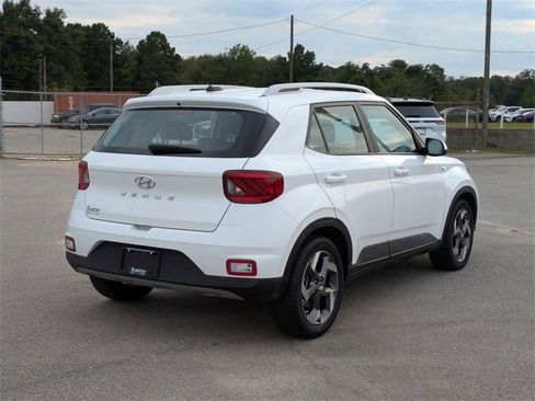 Used 2024 Hyundai Venue SEL image 3