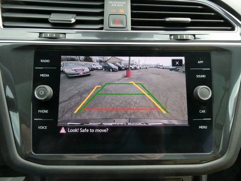 Used 2022 Volkswagen Tiguan SE w/ Panoramic Sunroof Package image 29