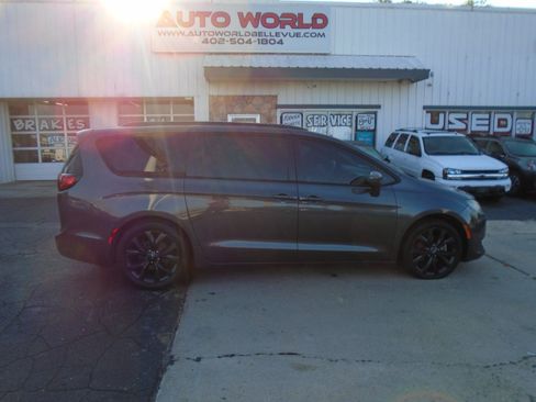 Used 2018 Chrysler Pacifica Touring-L w/ Advanced Safetytec Group FWD image 1