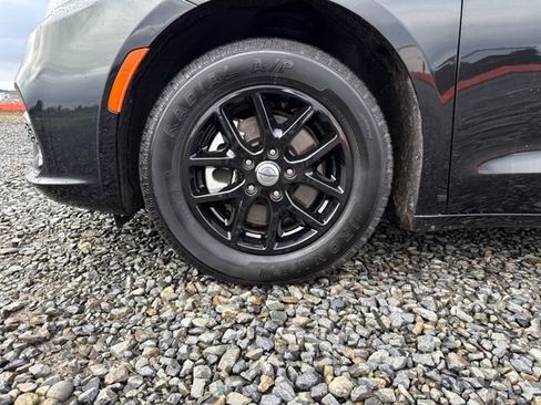 Used 2024 Chrysler Pacifica Touring-L image 29