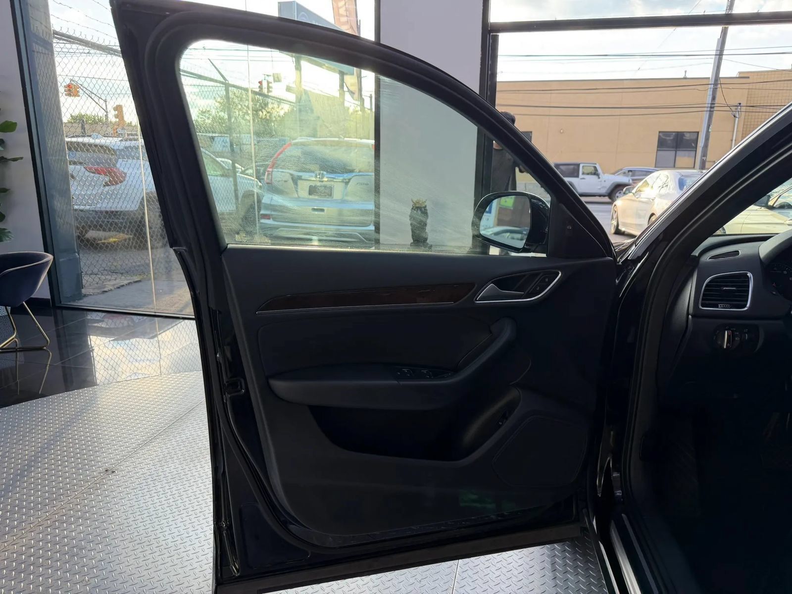 Used 2018 Audi Q3 2.0T Premium Plus w/ Premium Plus Package AWD/4WD image 4