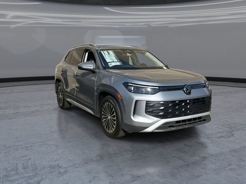 New 2026 Volkswagen Tiguan S FWD image 2