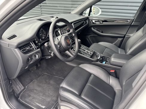 Certified 2025 Porsche Macan AWD/4WD image 10