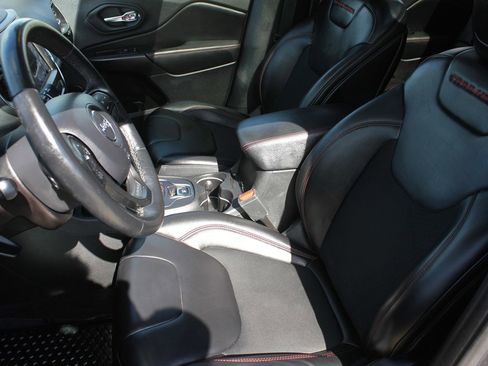 Used 2019 Jeep Cherokee Trailhawk w/ Comfort/Convenience Group AWD/4WD image 23