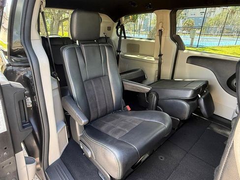 Used 2019 Dodge Grand Caravan SXT FWD image 17