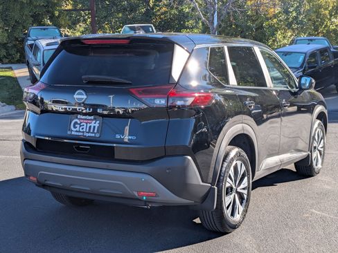 Used 2023 Nissan Rogue SV image 3