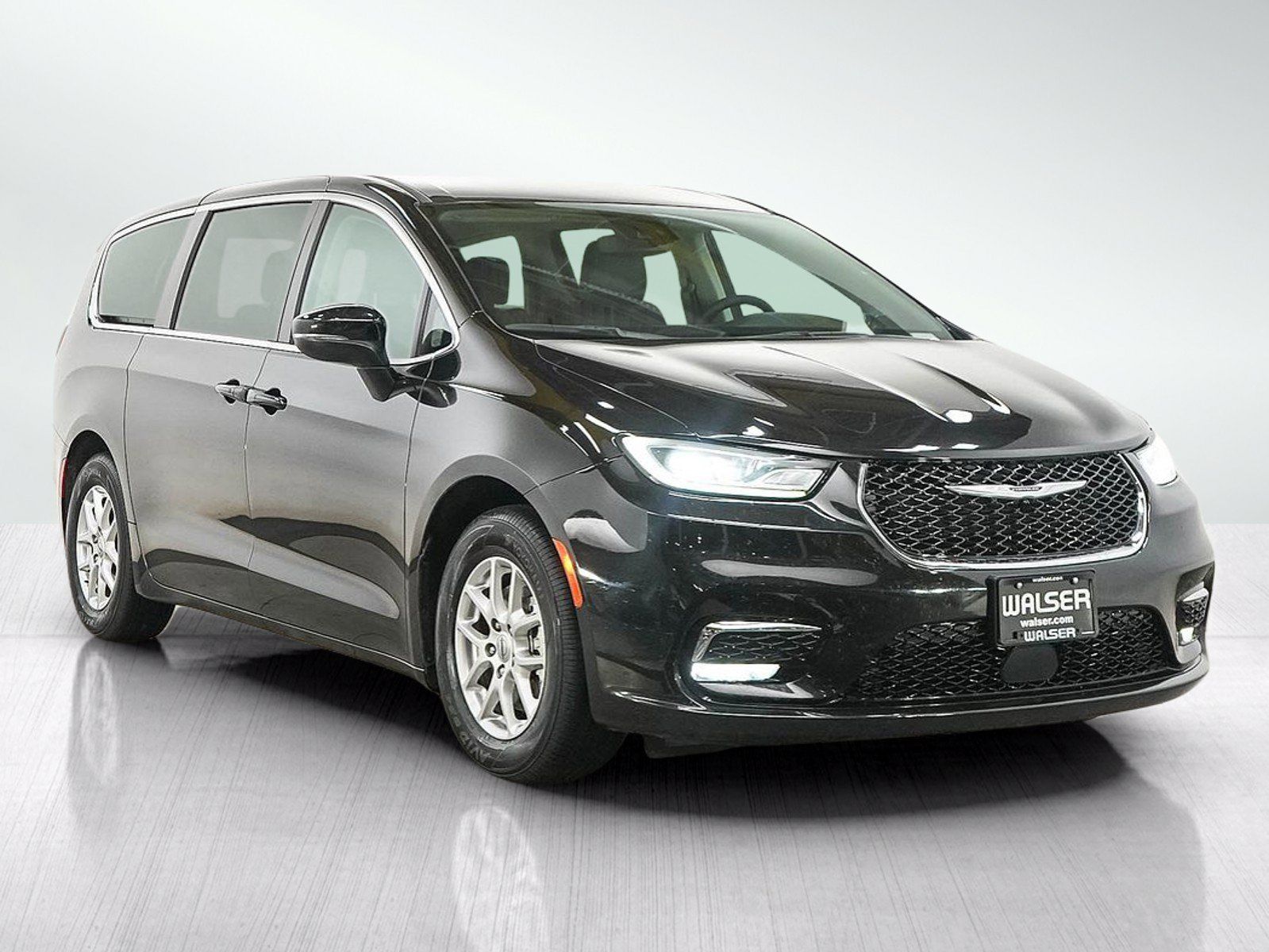 Used 2023 Chrysler Pacifica Touring-L FWD image 9