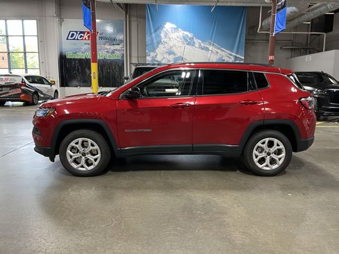 Certified 2025 Jeep Compass Latitude w/ Sun & Sound Group AWD/4WD image 2