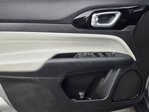 Used 2024 Jeep Compass Limited image 16