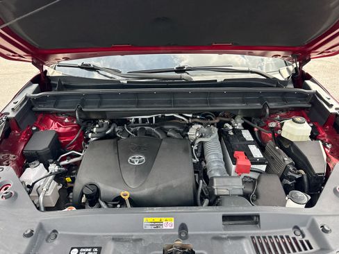 Used 2021 Toyota Highlander XLE AWD/4WD image 24