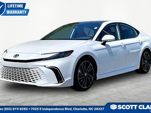 Used 2025 Toyota Camry XSE FWD image 3
