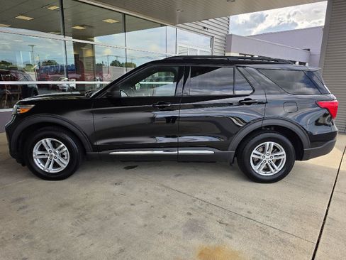 Used 2020 Ford Explorer XLT w/ Comfort Package AWD/4WD image 2