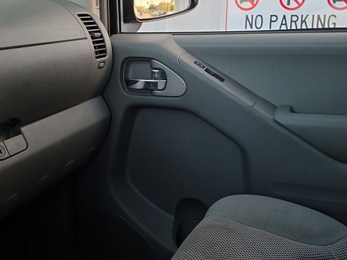 Used 2020 Nissan Frontier SV image 14