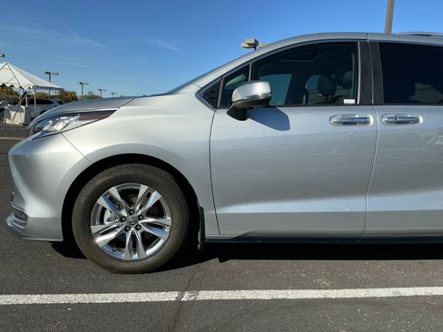 Used 2023 Toyota Sienna Limited image 26