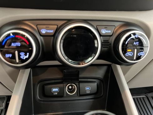 Used 2025 Hyundai Venue SEL FWD image 54