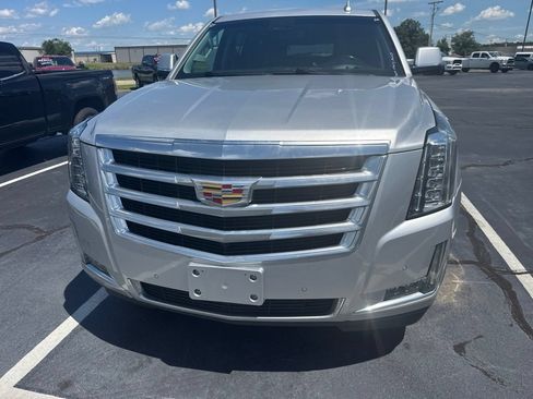 Used 2019 Cadillac Escalade ESV Luxury AWD/4WD image 2