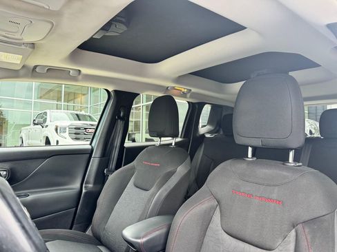 Used 2015 Jeep Renegade Trailhawk image 21