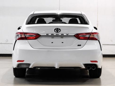 Used 2020 Toyota Camry SE FWD image 9