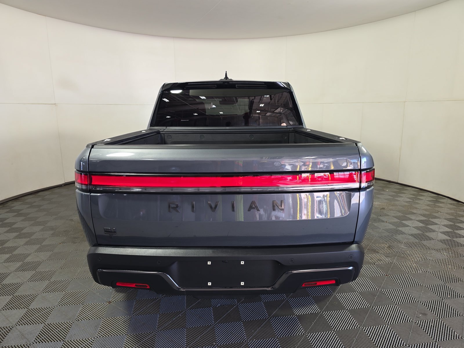 Used 2025 Rivian R1T Adventure Dual AWD/4WD image 4