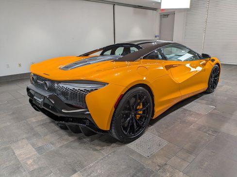 Used 2025 McLaren Artura RWD image 24