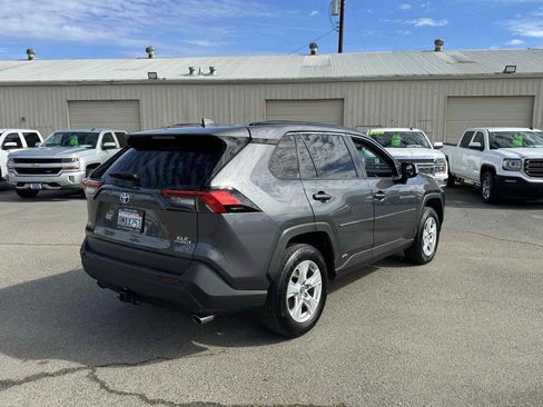 Used 2019 Toyota RAV4 XLE w/ Convenience Package image 11