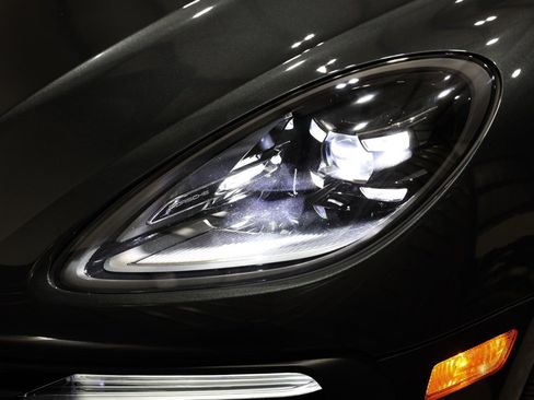 Used 2023 Porsche Macan image 32