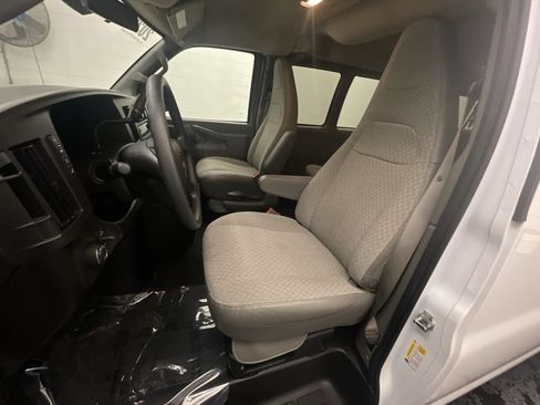 Used 2025 Chevrolet Express 3500 LT w/ LT Preferred Equipment Group RWD image 11