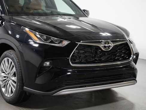 New 2026 Toyota Highlander Platinum image 4