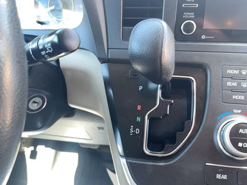 Used 2018 Toyota Sienna LE image 17
