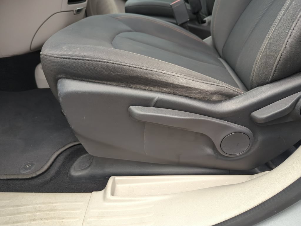 Used 2018 Chrysler Pacifica L FWD image 12