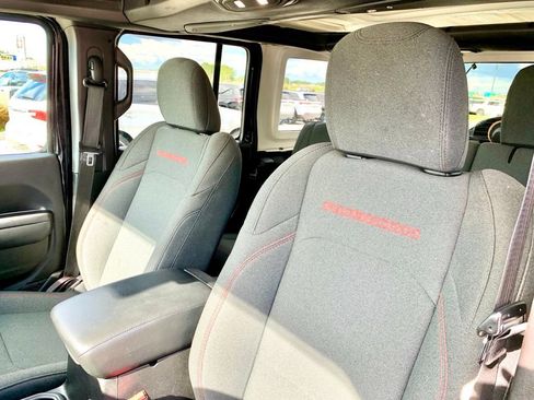 Used 2025 Jeep Wrangler Unlimited Rubicon AWD/4WD image 12