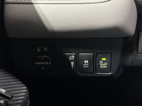 Used 2013 Toyota RAV4 Limited AWD/4WD image 18