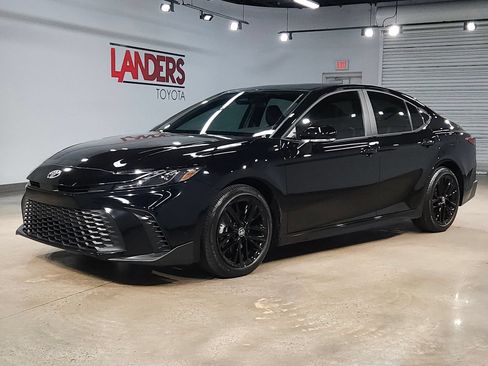 Used 2026 Toyota Camry SE FWD image 3