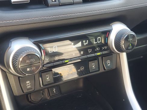 Used 2021 Toyota RAV4 XLE Premium image 30