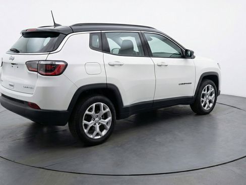 Used 2025 Jeep Compass Latitude image 9