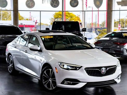 Used 2019 Buick Regal Essence w/ Driver Confidence Package I image 2