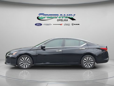 Used 2024 Nissan Altima 2.5 SV FWD image 3
