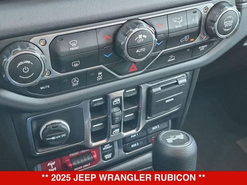 Used 2025 Jeep Wrangler Unlimited Rubicon AWD/4WD image 28