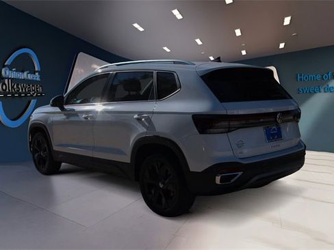Certified 2025 Volkswagen Taos SE image 6